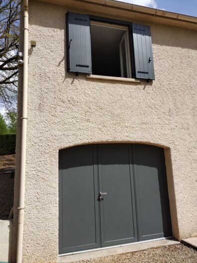 Porte de garage à vantaux