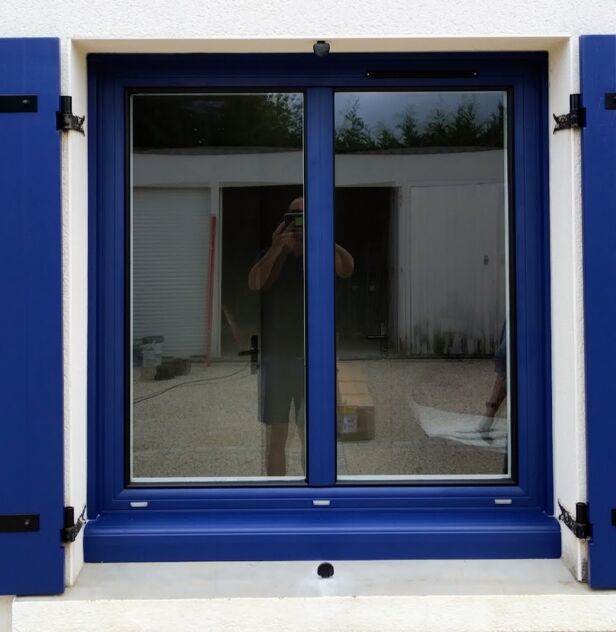 fenêtre et volet bleu saphyr